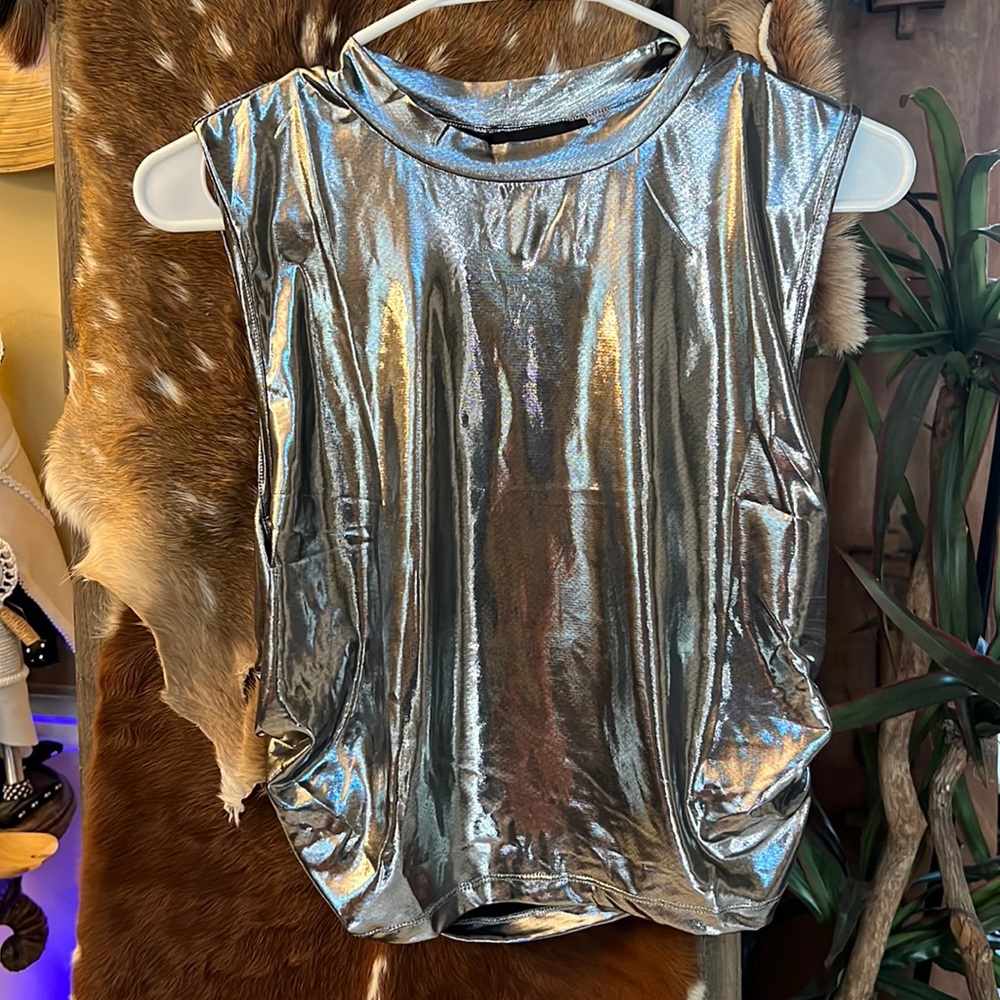 *CONCERT* BRAND NEW WITH TAGS METALLIC-SILVER CROPPED HIGH NECK TSHIRT.